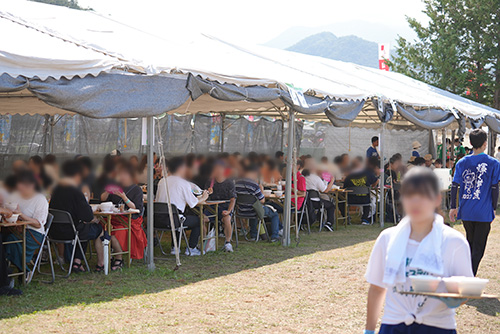 芋煮茶屋の中で飲食をする人々の様子