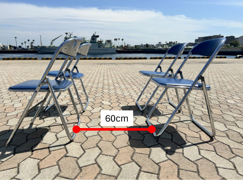 パイプ椅子の前後間隔は60cm
