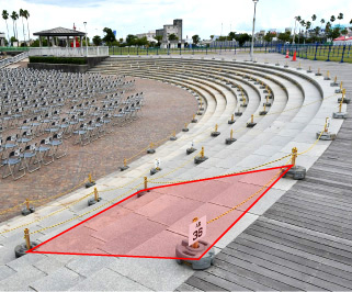 観覧イメージ。階段部分に1区画ごとの広さを示す目印が置かれている。