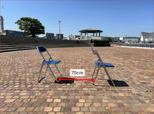パイプ椅子の前後間隔は70cm
