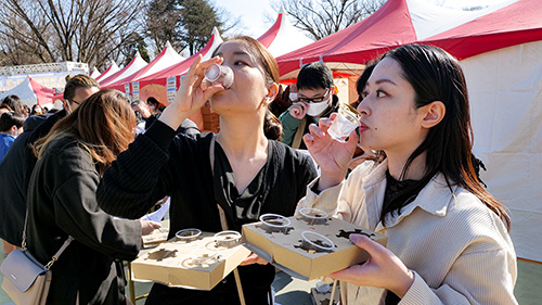 利き酒をする2人の女性