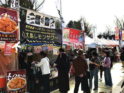 八丈島レモンサワーの出店に並ぶ客たち