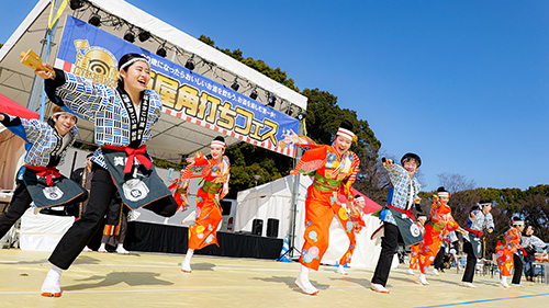 ステージ上で、着物や法被を着てよさこいを踊る人たち