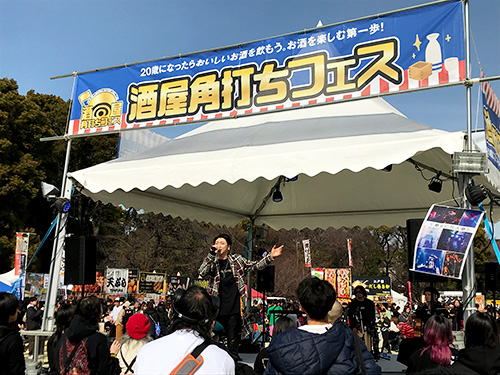 ステージ上で歌う人と観客