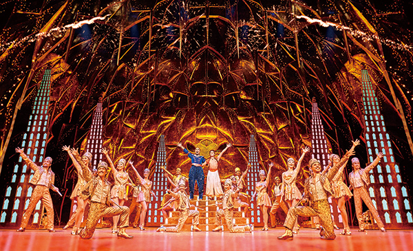 アラジンとジーニーとダンサーたち