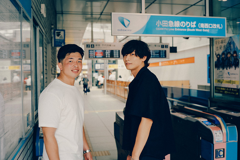 小田急線下北沢駅で撮影する坂本侑翼さんと川上洋平さん