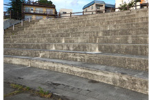 北エリア階段席。横に長い階段。